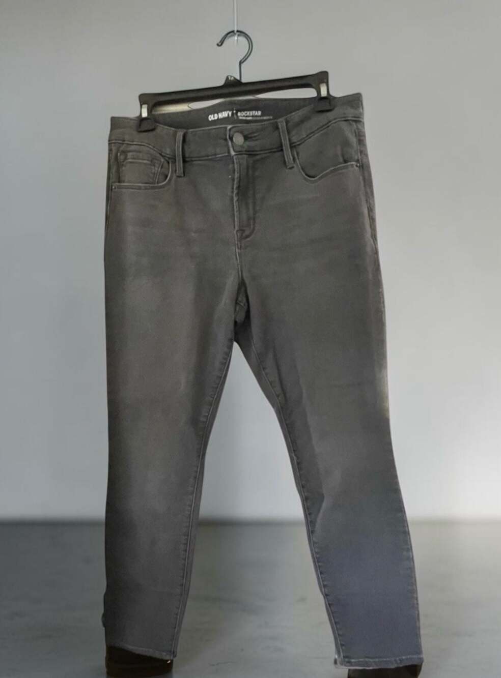 Old Navy Rockstar Secret-Soft Skinny Jeans in Grey, Size 12